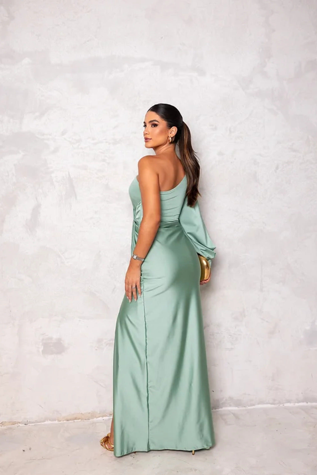 Well Tailored Dress with a Graceful Silhouette