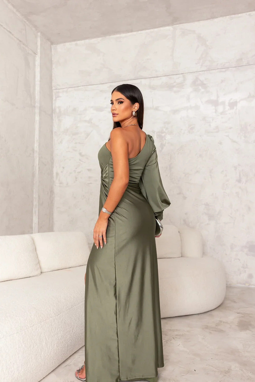 Well Tailored Dress with a Graceful Silhouette